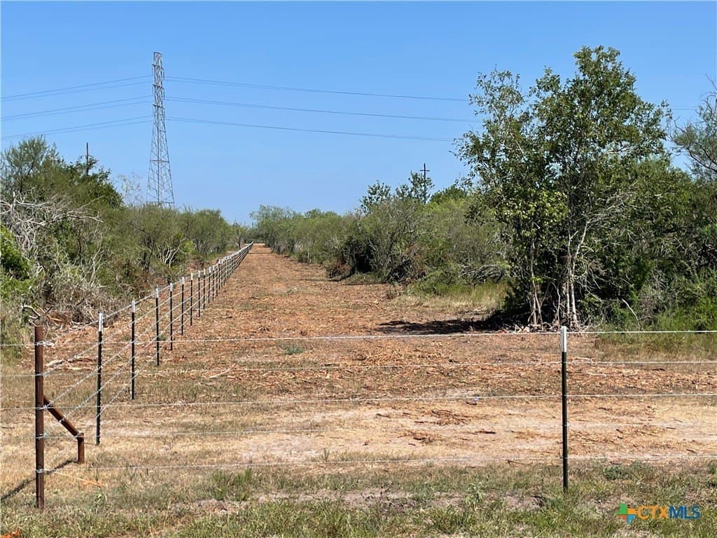 5.01 acres in Victoria County - photo 2