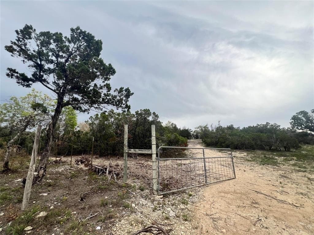 10 acres in Travis County - photo 2