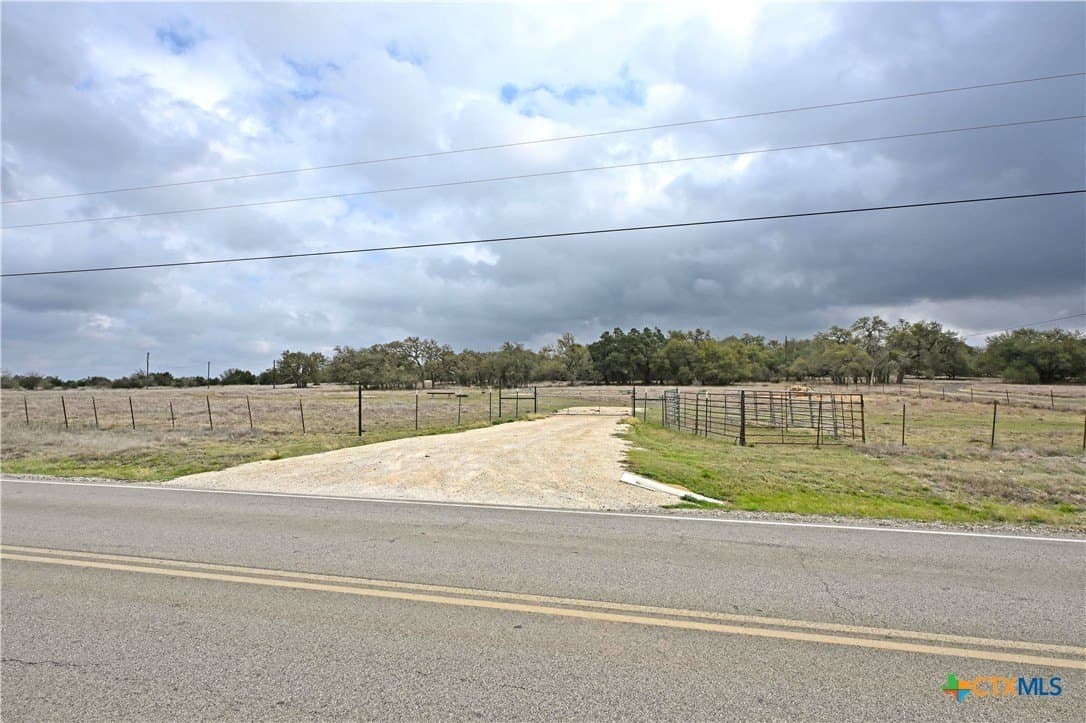 25 acres in Comal County - photo 4