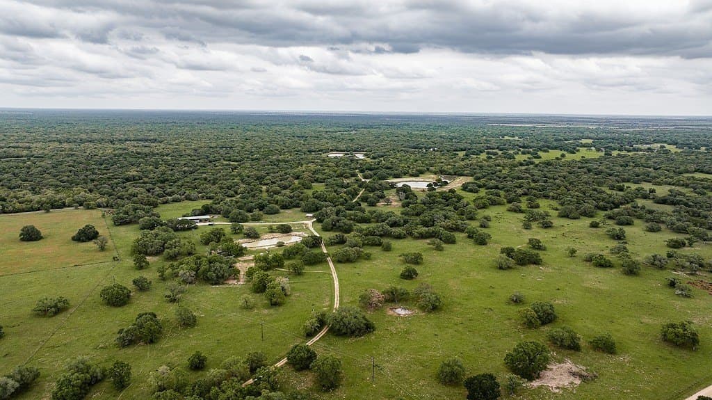 604.93 acres in Lavaca County - photo 3