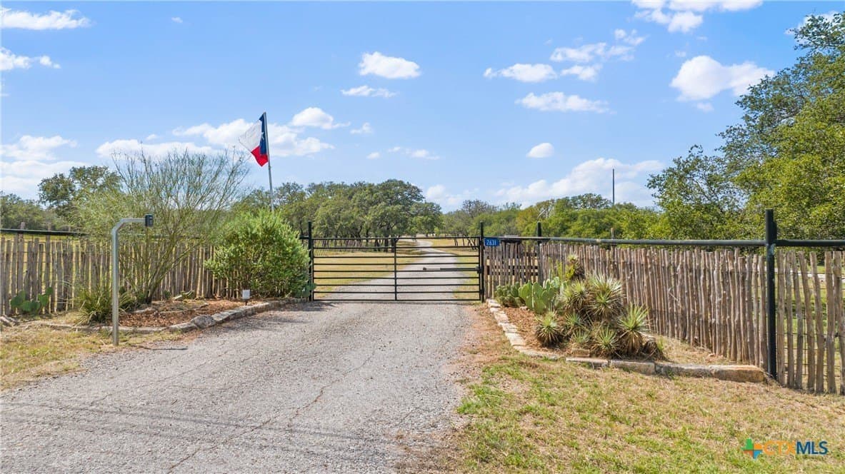 2631 N US Highway 281