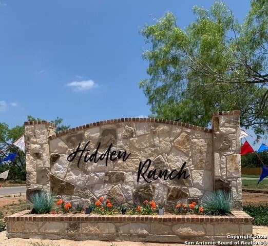 121 NE Hidden Hills