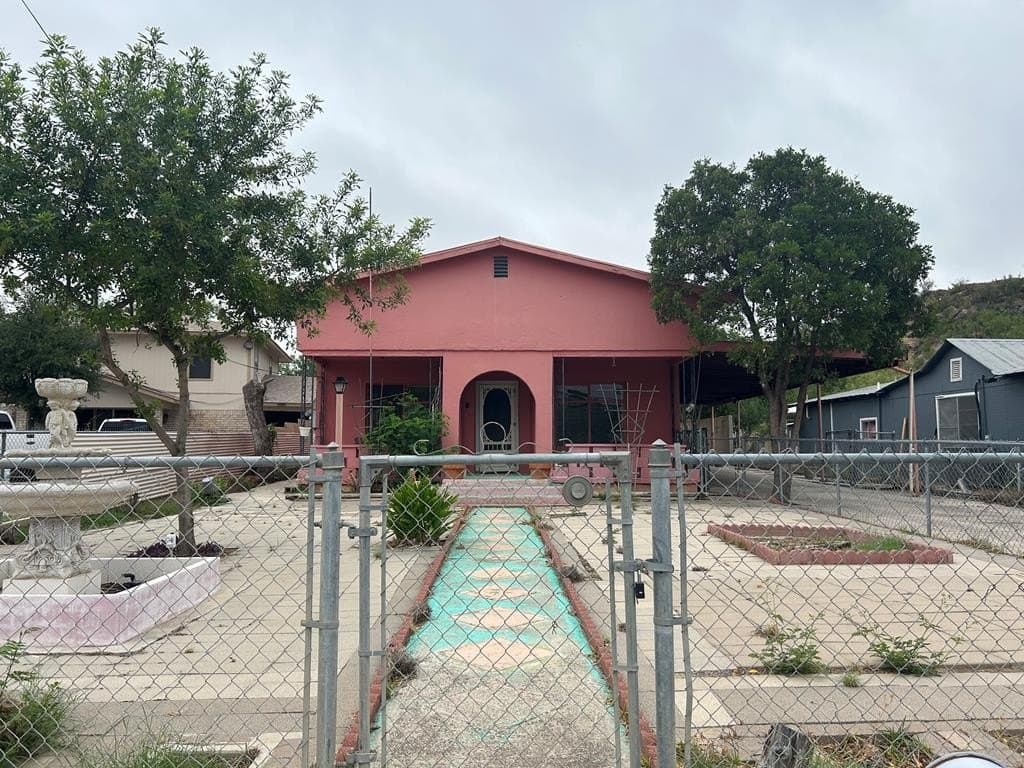 628 Medina St.