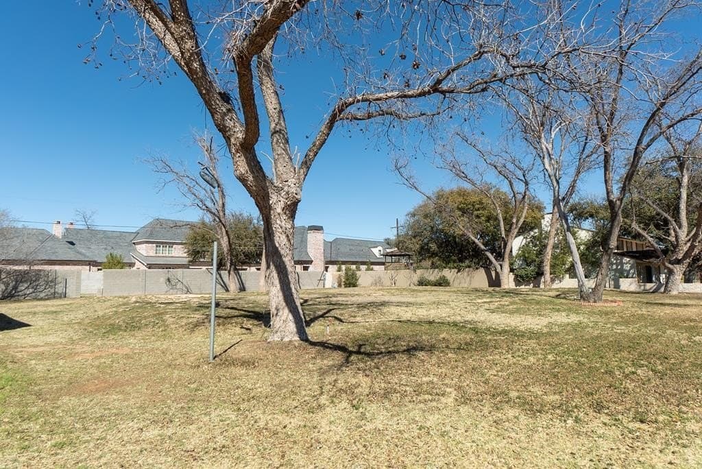 1602 Country Club Dr
