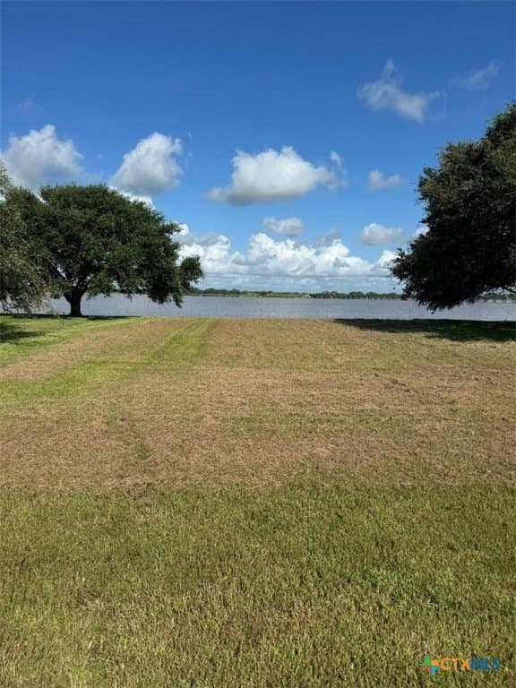 W Bayshore Drive lot: 876