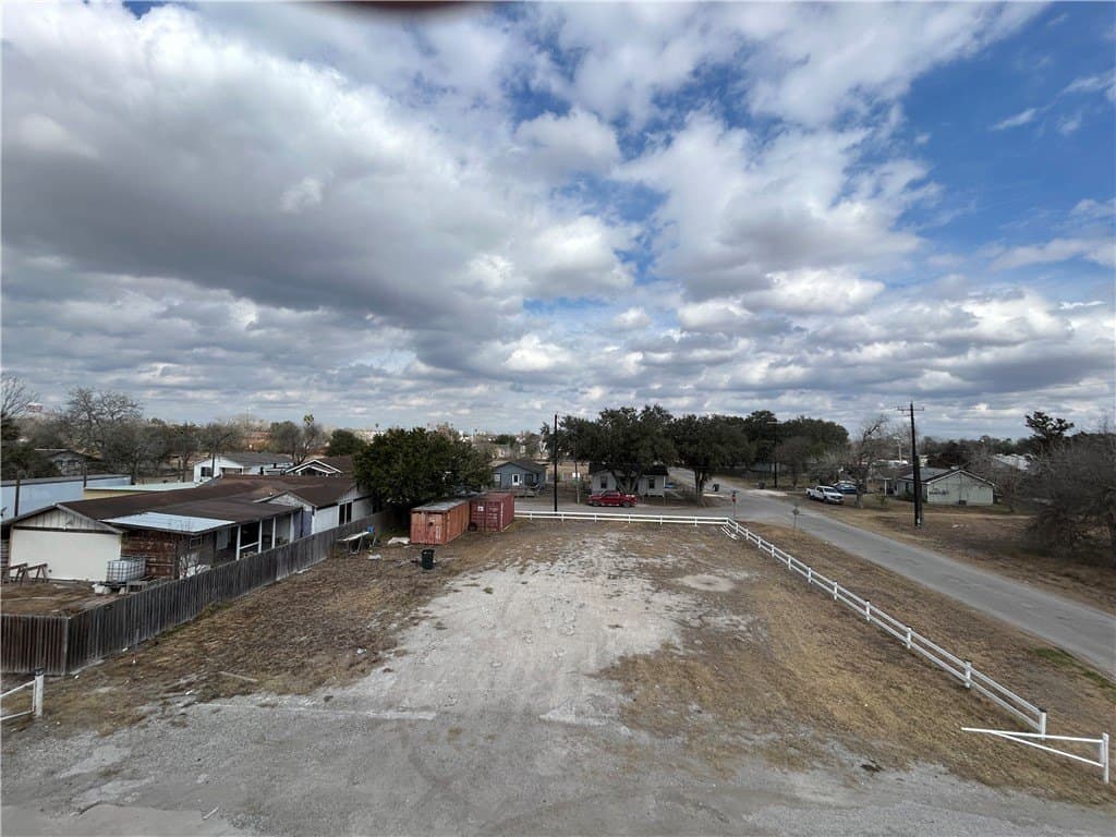 TBA 2 Esperanza Street lot: 33