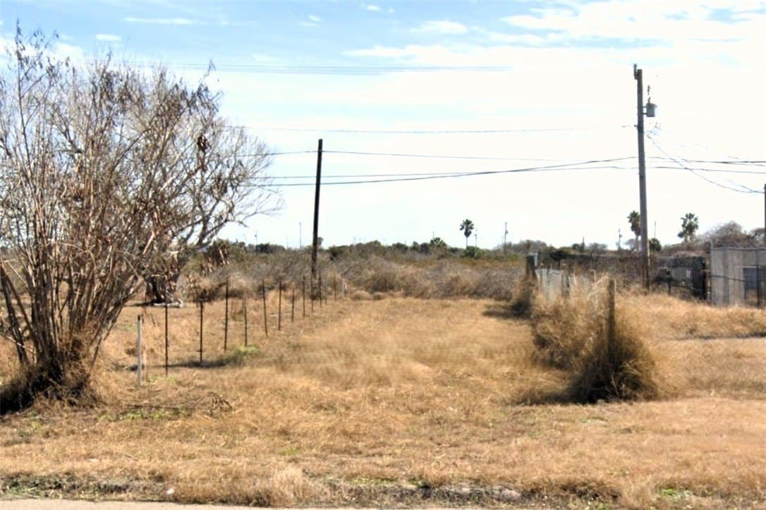 N Commercial St lot: 15