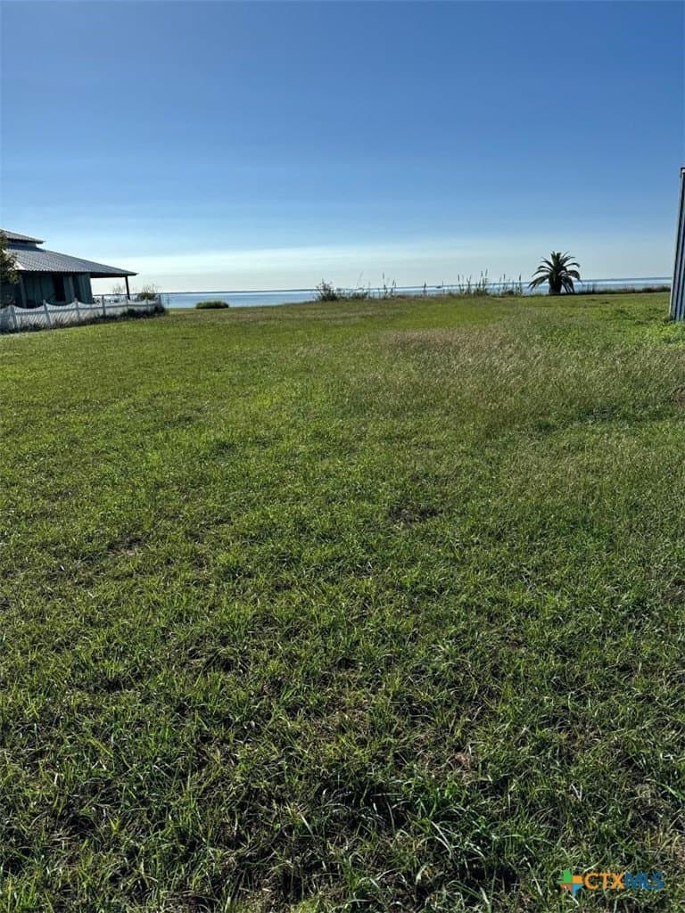 W Bay Avenue lot: 4