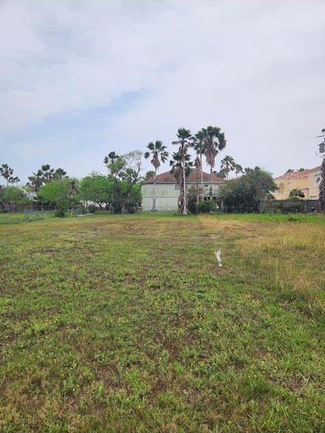 000 Huisache St.