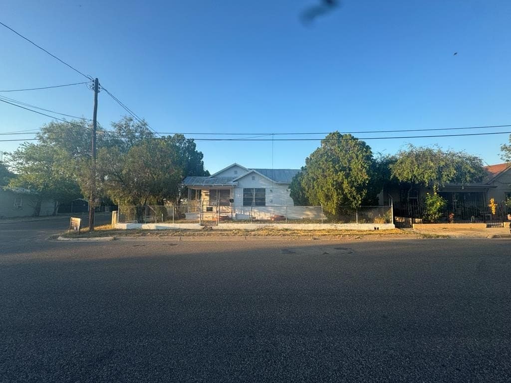 1305 Bryan St