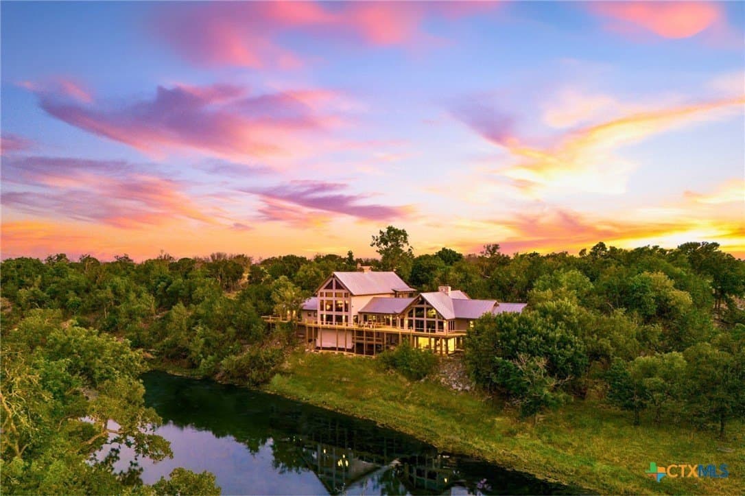 556 Cliff View Loop