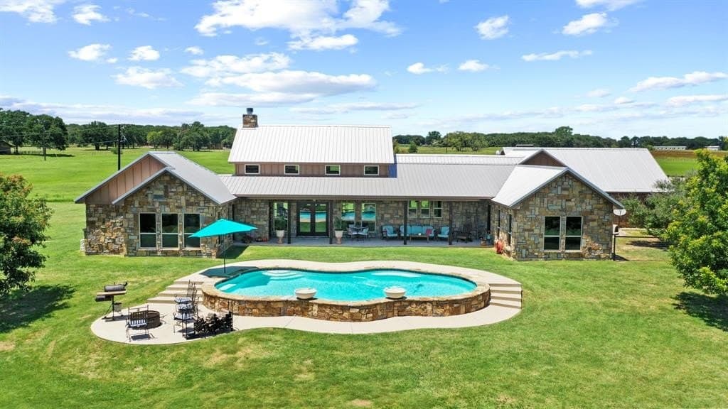 210 W Bluff Lane