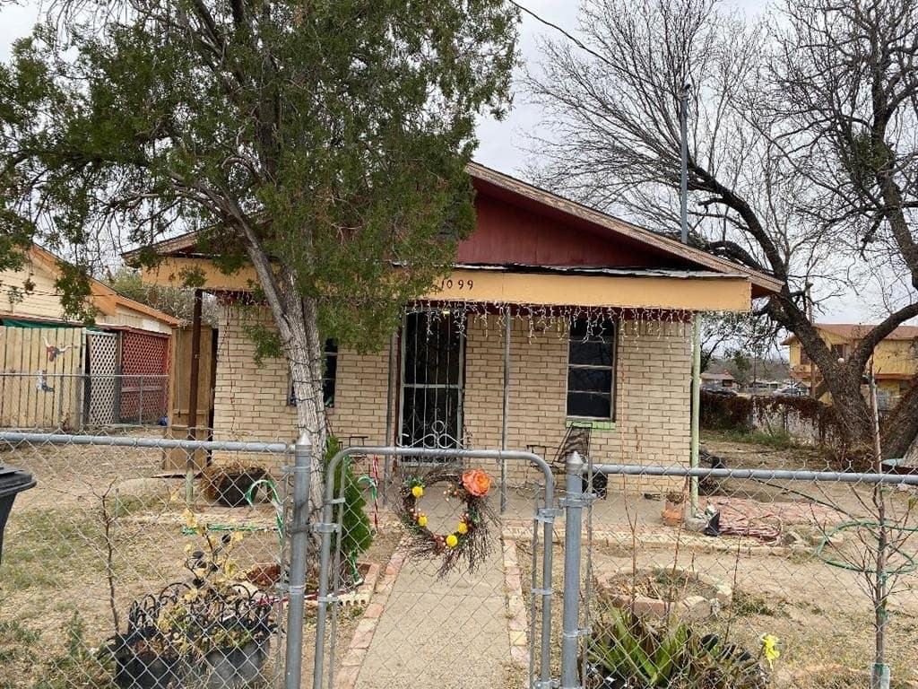 1099 Comal St