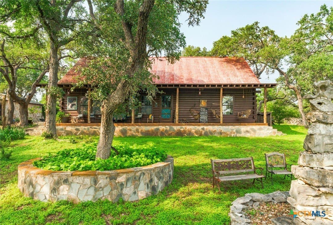 1218 Oakwood Loop