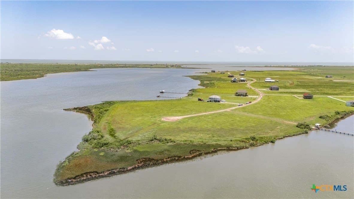 Bay Drive lot: 18