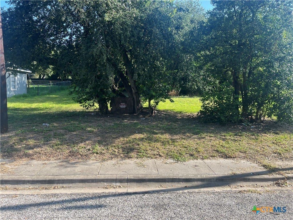 706 E 2nd Street lot: 2