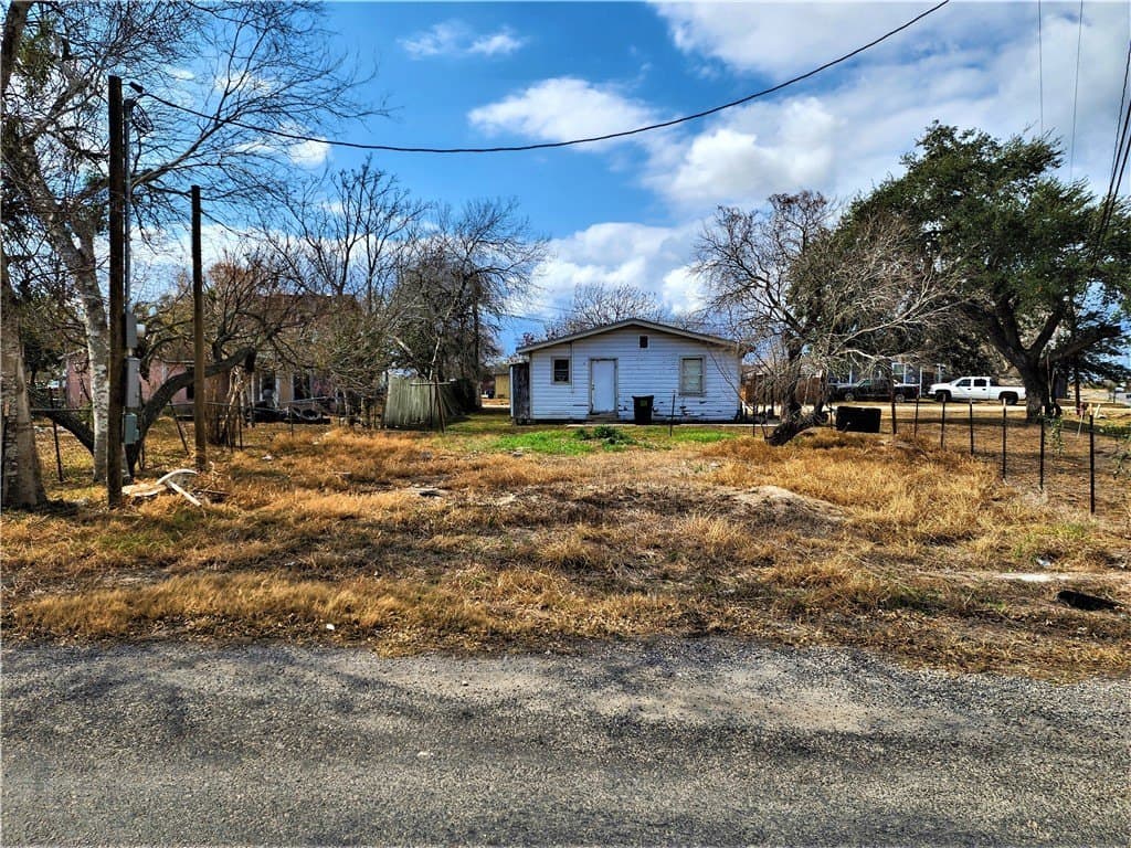 NW Corner Naranjo & Railroad Ave Street lot: 2
