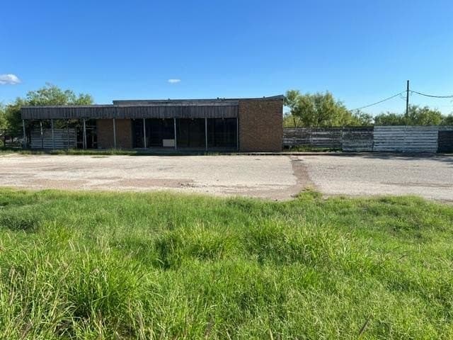 2732 Main St
