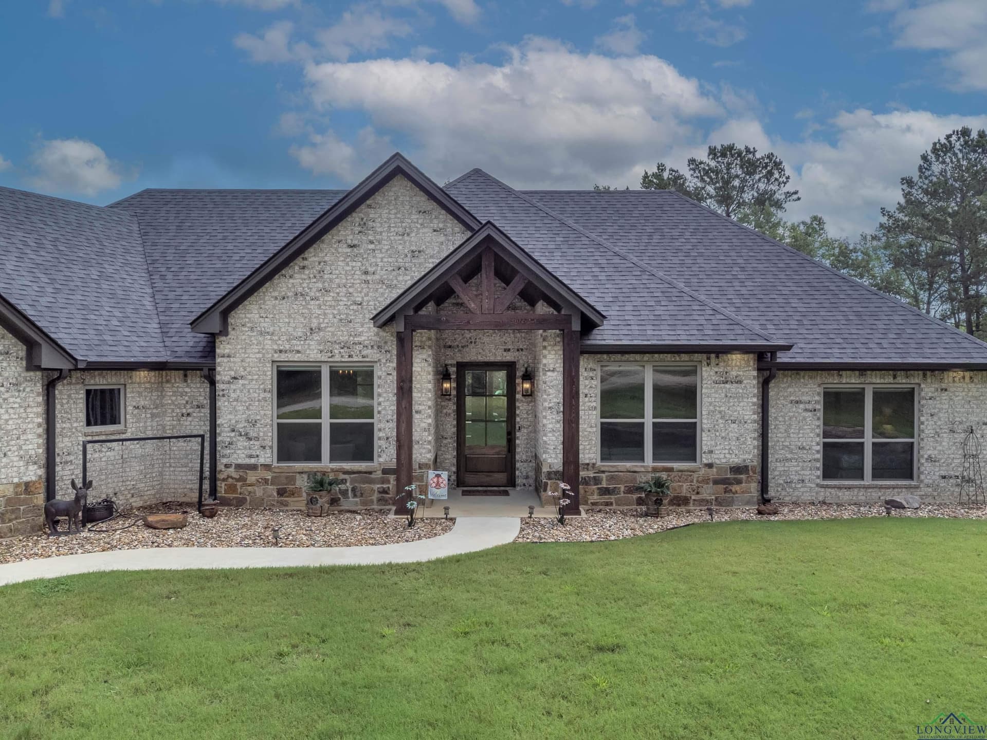 905 Desirees Trail