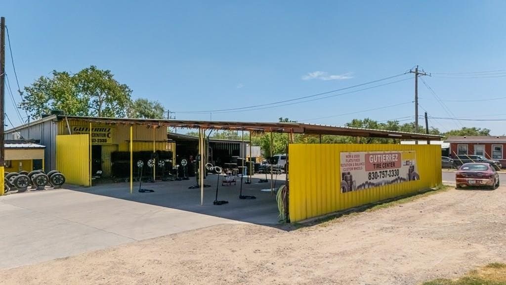 2806 Del Rio Hwy