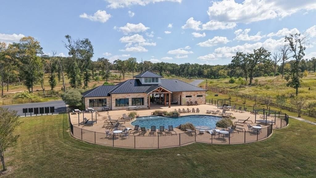 7011 Lakeshore Way