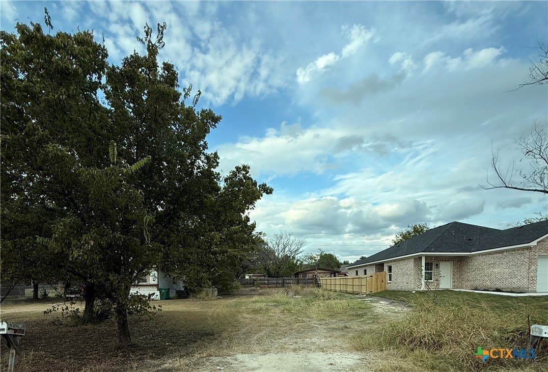 919 Ashwood Drive lot: 10