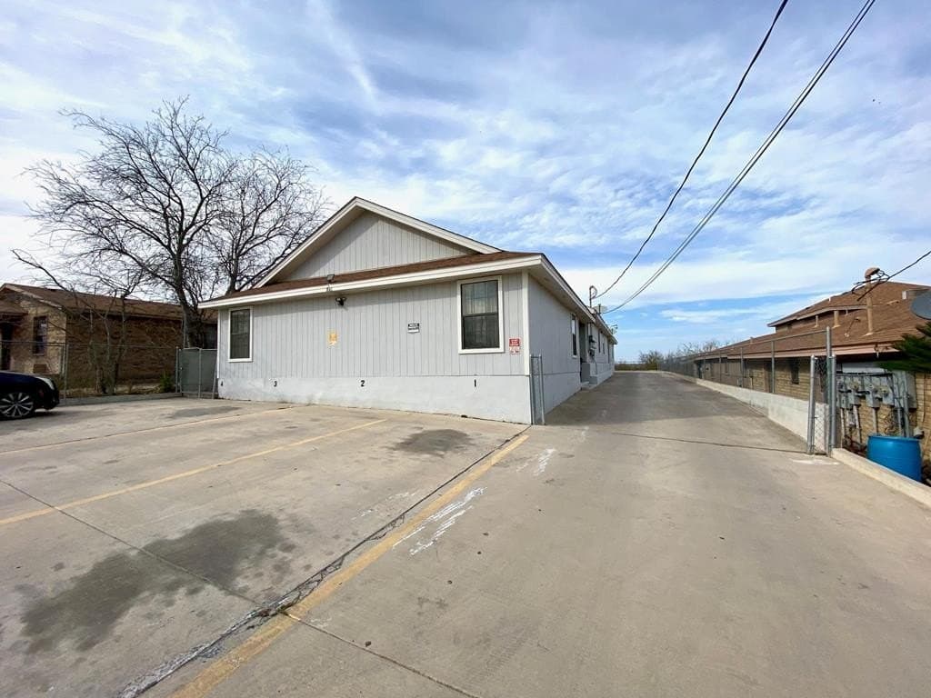 841 AVENIDA LINARES