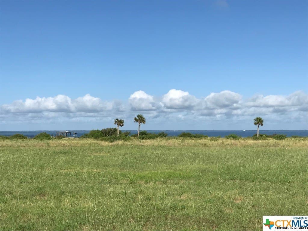 Bay Club Drive lot: 32