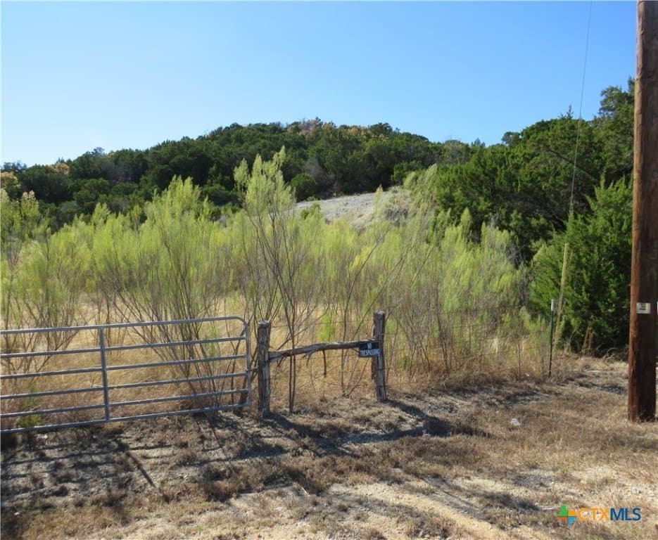 Bradford Drive lot: 18