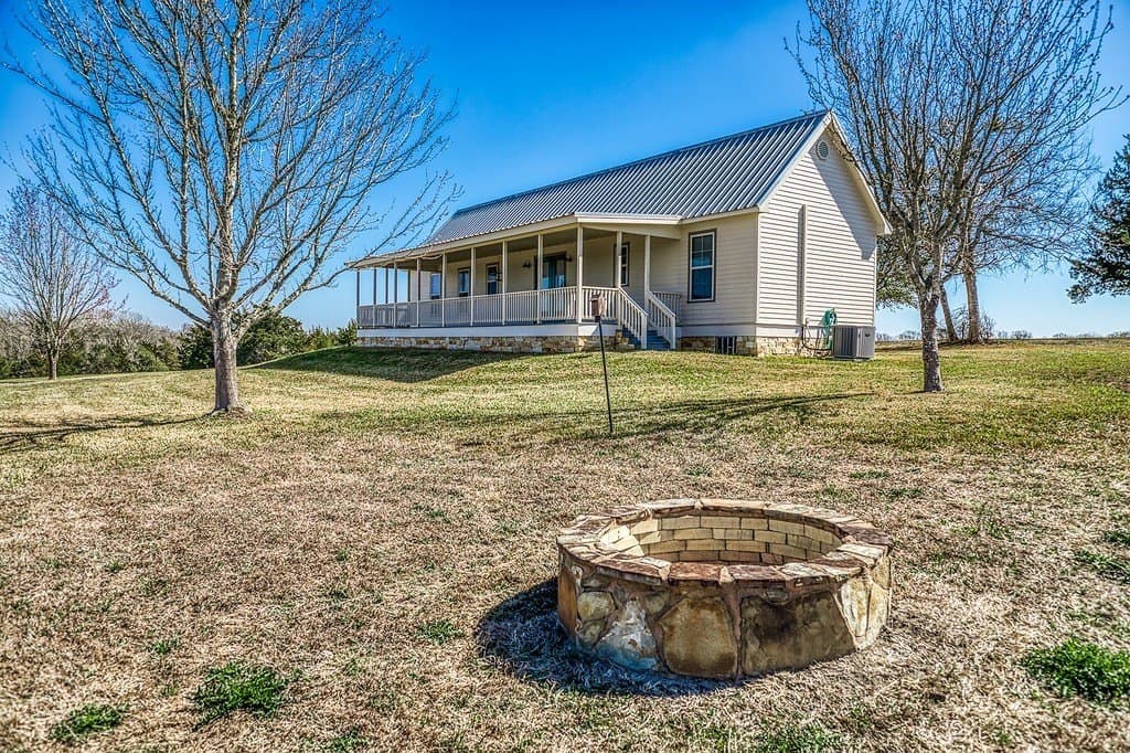 3831 Meadow View Lane