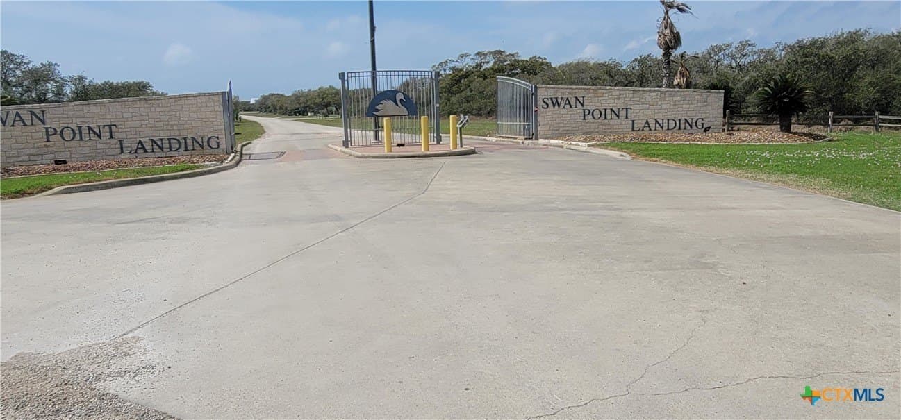 Bayside Drive lot: 8