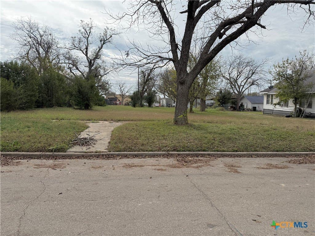713 E Avenue A lot: 7