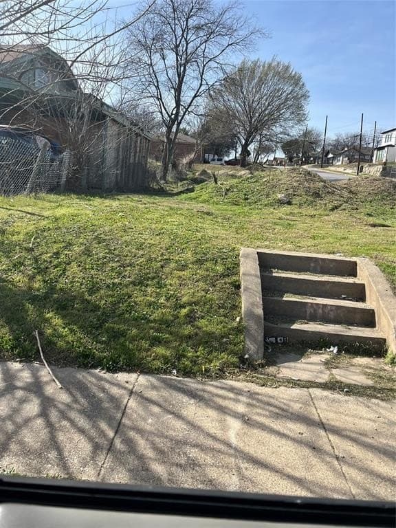 1735 E Waco Avenue