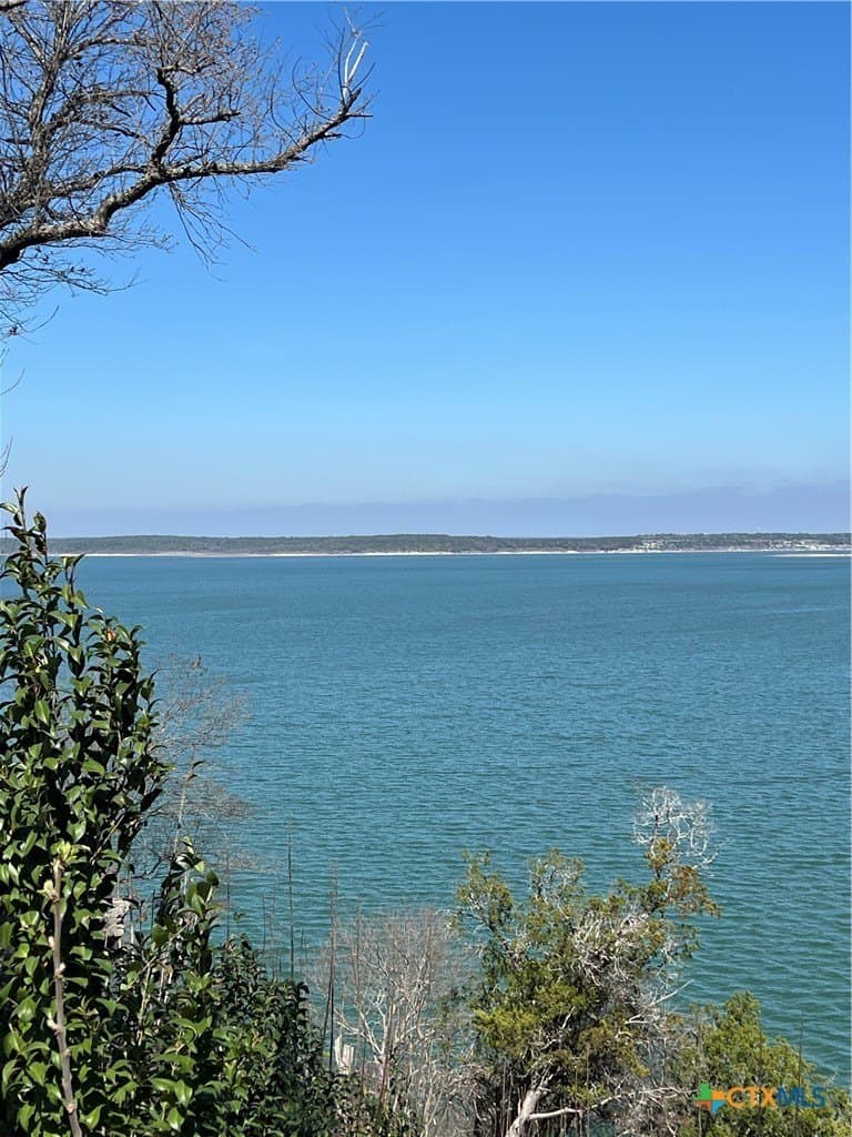 E Lakeshore lot: 18