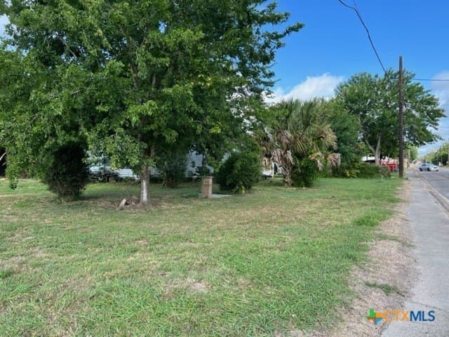 1413 E Juan Linn Street lot: 5